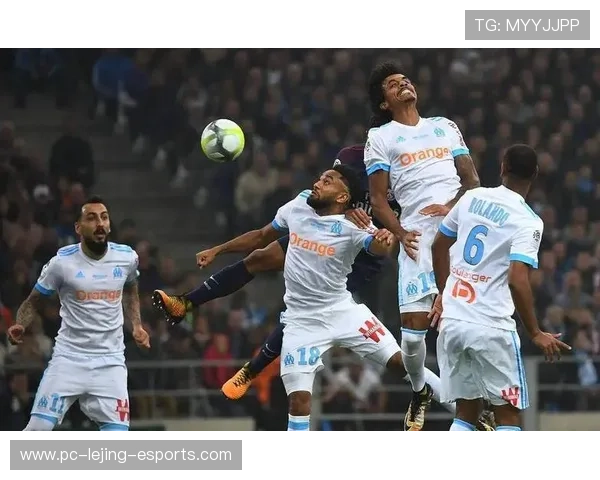 雨中激战足球场 球星们为荣耀与坚持谱写传奇